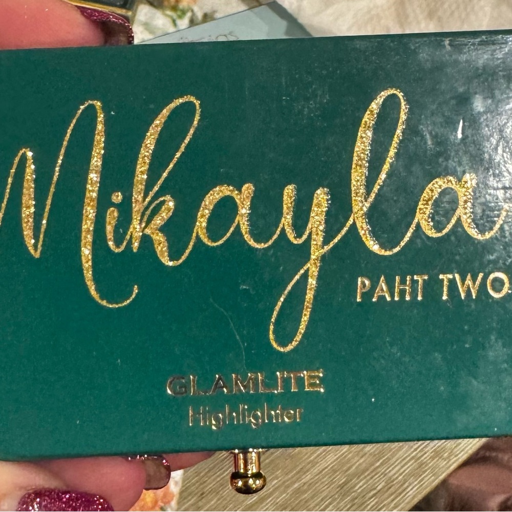 Glamlite Mikayla Highlighter Palette & lashes